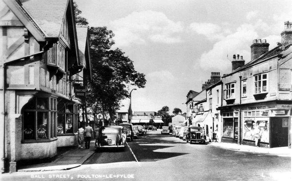 A postcard from the 1950s when Ball Street still had 2-way traffic.